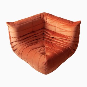 Sedia angolare Togo in velluto arancione ambrato di Michel Ducaroy per Ligne Roset