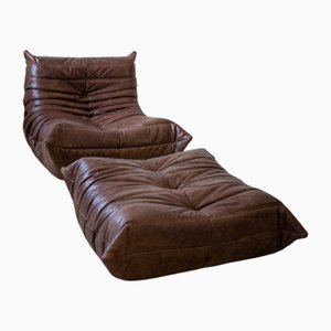 Poltrona e pouf Togo in pelle marrone scuro di Michel Ducaroy per Ligne Roset