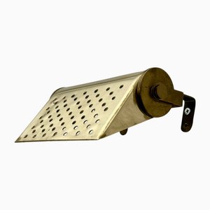 Lámpara de pared escandinava modernista Mid-Century de latón perforado, Suecia, años 50