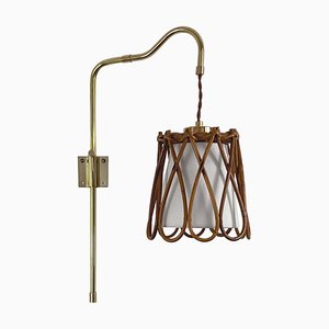 Gelenkige Wandlampe aus Rattan & Messing, Frankreich, 1950er