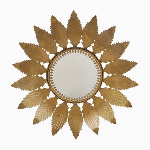 Espejo en forma de sol en forma de follaje de friso retorcido de metal dorado, años 60