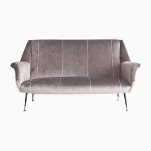 Graues italienisches Samtsofa mit schwarz lackierten Messingfüßen, 1950er