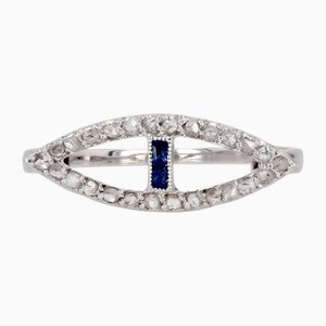 Französischer Art Deco Navette Ring aus 18 Karat Weißgold mit blauen Edelsteinen, 1930er
