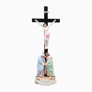 Fuente de agua bendita de porcelana con crucifijo de Vieux Andenne, Bélgica, siglo XX