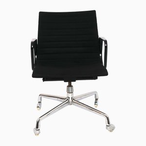 Chaise Pivotante Modèle Ea 117 Mid-Century en Cuir Noir par Charles & Ray Eames pour Vitra