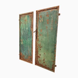 Puertas antiguas de hierro en verde, década de 1890. Juego de 2