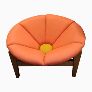 Sedia grande Mid-Century in fibra di vetro con fiori rosa e gialla su treppiede in legno, anni '60