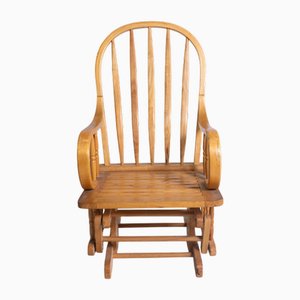 Vintage Schaukelstuhl aus Holz mit glatter Bewegung und Design
