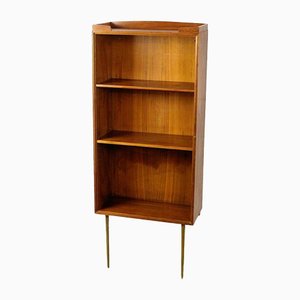 Oswald Haerdtl zugeschriebenes österreichisches Mid-Century Wandregal aus Nussholz & Messing, 1950er