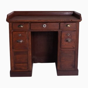 Bureau Vintage en Bois avec Tiroirs et Détails en Laiton