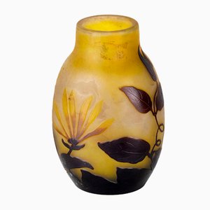 Vaso Cameo in vetro con fiore fucsia design di Emile Gallé