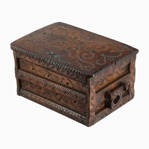 Cassettiera antica in quercia intagliata, arte popolare scandinava