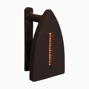 Man Ray, Escultura surrealista Le Cadeau, 1974, Hierro
