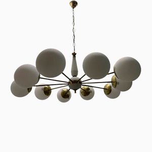 Lámpara de araña Sputnik de 10 luces de vidrio opalino y latón, años 60