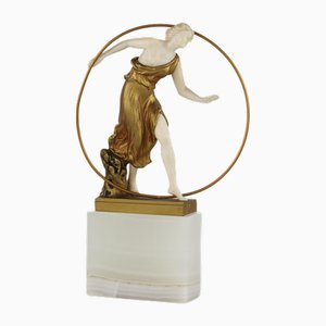 Figura in bronzo di donna con cerchio di Georges Morin, anni '20