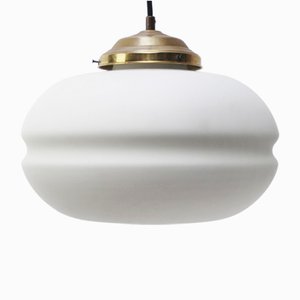 Lampe à Suspension Mid-Century en Verre Opalin Blanc et Laiton