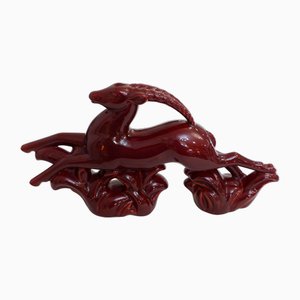 Escultura Art Déco grande de una gacela saltarina de loza con esmaltado rojo, años 30