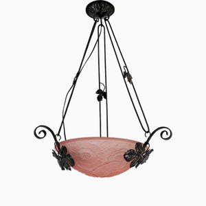 Lámpara colgante de hierro forjado con decoración de enredadera y cuenco de vidrio rosa moldeado a presión con motivos florales geométricos, Francia, 1930