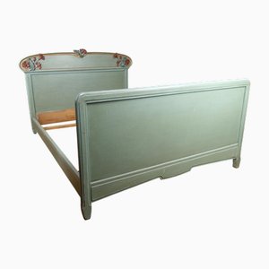 Cama modernista de madera tallada y pintada con tema floral, Francia, década de 1900