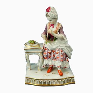 Rokoko Porzellanfigur eines sitzenden kleinen Mädchens aus Meißen, Deutschland, Frühes 19. Jahrhundert