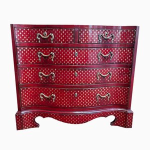 Cómoda estilo inglés con flores de lirio