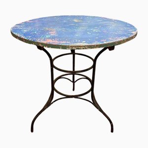 Mesa de jardín de hierro forjado con tablero de madera