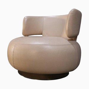 Butaca giratoria Curl de cuero crema de Roche Bobois