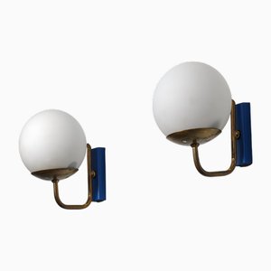 Lámparas de pared italianas Mid-Century modernas de esmalte azul con detalles de latón, años 50. Juego de 2