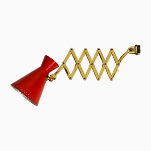 Ausziehbare Mid-Century Messing Scheren Wandlampe mit Aluminium Diabolo Schirm in Rot & Messing, 1950er