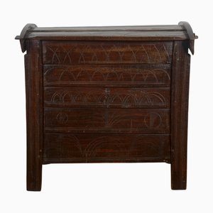 Aparador antiguo tallado de Abruzzo