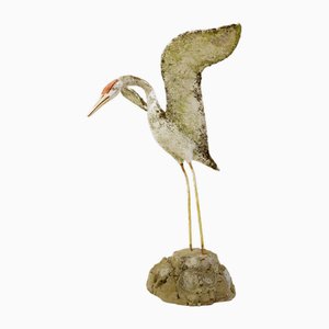 Escultura decorativa de garza al aire libre