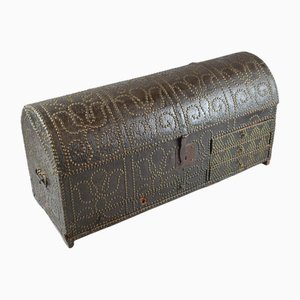 Beschlagene lederbezogene Kuppeltruhe, 18. Jh.