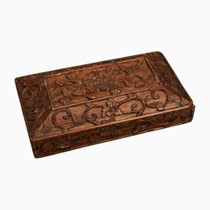Caja de madera tallada a mano con decoración de follaje