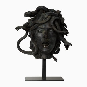 Busto Medusa femminile su supporto di Pure White Lines