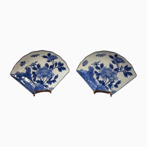 Plats Anciens en Forme d'Éventail Imari Bleus et Blancs, Japon, 1900, Set de 2