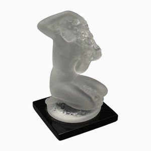 Nudo di donna in vetro smerigliato su base nera di Lalique