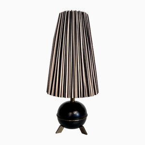 Kleine Art Deco Tischlampe mit Kugelförmigem Metallgestell & Messingfuß, Deutschland, 1920er