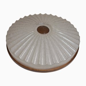 Vintage Deckenlampe mit rundem, segmentiertem Kunststoffschirm in Eisglasoptik auf brauner Sperrholzhalterung, 1970er