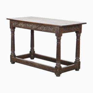 Early 18th Century English Side Table with Details in the Wood Carving