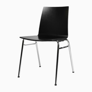 Silla negra con asiento de madera, siglo XXI, Bélgica