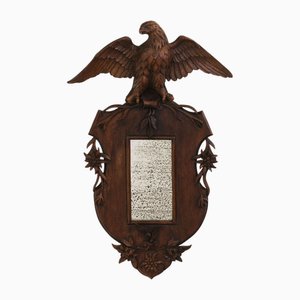 Specchio da parete con aquila appollaiata in legno di noce intagliato, XIX secolo