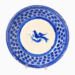 Piatto dipinto a mano bianco e blu di Manises, Spagna, XIX secolo