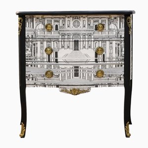 Cassettiera Luigi XV con motivo Fornasetti dell'antica Roma e ripiano in marmo nero, anni '50