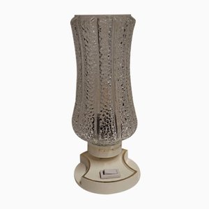 Lámpara de mesita de noche vintage con base de plástico en color crema y pantalla de vidrio en relieve, años 70