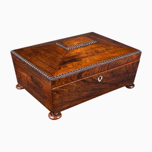 Caja para recuerdos Regency English Sarcophagus con forro de terciopelo y guantera