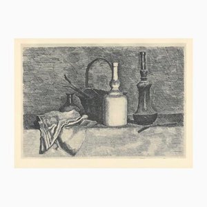 Giorgio Morandi, Stillleben mit Drapierung links, 1927-1957, Lithographie