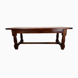 Mesa rústica de nogal marrón