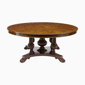 Table de Salle à Manger Jupe en Noyer Sculpté en Angleterre