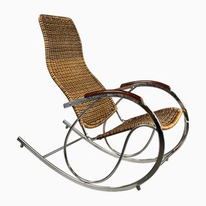 Sedia a dondolo Mid-Century in metallo cromato e vimini, anni '70