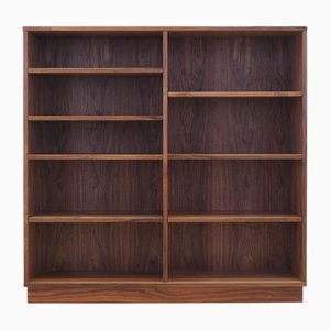 Skandinavisches Bücherregal aus Nussholz in Braun